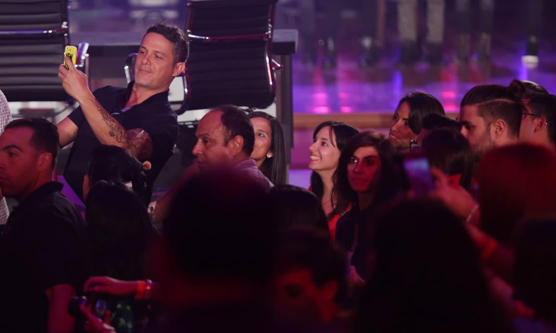 Ricky, Laura y Alejandro tuvieron su primer altercado. Sanz culpó a Laura de conformarse con poco, mientras que Ricky expresó su punta de vista y acordó que no todos tenían al talento necesario. Luego de varios dimes y diretes, llegaron a un acuerdo y escogieron las mejores voces.