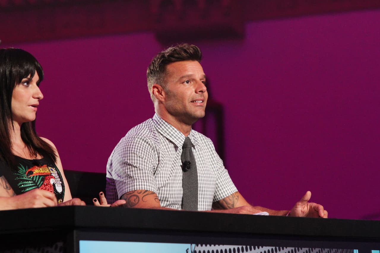 Ricky, Laura y Alejandro tuvieron su primer altercado. Sanz culpó a Laura de conformarse con poco, mientras que Ricky expresó su punta de vista y acordó que no todos tenían al talento necesario. Luego de varios dimes y diretes, llegaron a un acuerdo y escogieron las mejores voces.