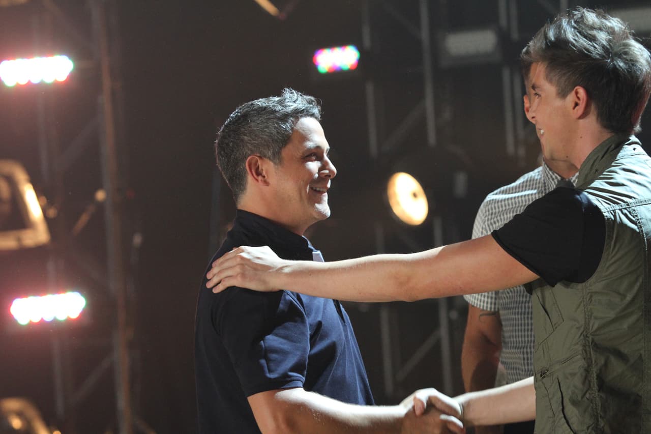 Ricky, Laura y Alejandro tuvieron su primer altercado. Sanz culpó a Laura de conformarse con poco, mientras que Ricky expresó su punta de vista y acordó que no todos tenían al talento necesario. Luego de varios dimes y diretes, llegaron a un acuerdo y escogieron las mejores voces.