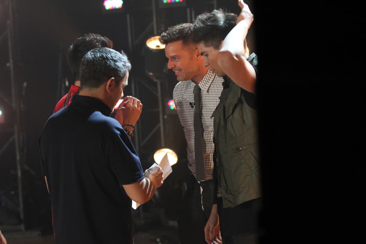 Ricky, Laura y Alejandro tuvieron su primer altercado. Sanz culpó a Laura de conformarse con poco, mientras que Ricky expresó su punta de vista y acordó que no todos tenían al talento necesario. Luego de varios dimes y diretes, llegaron a un acuerdo y escogieron las mejores voces.