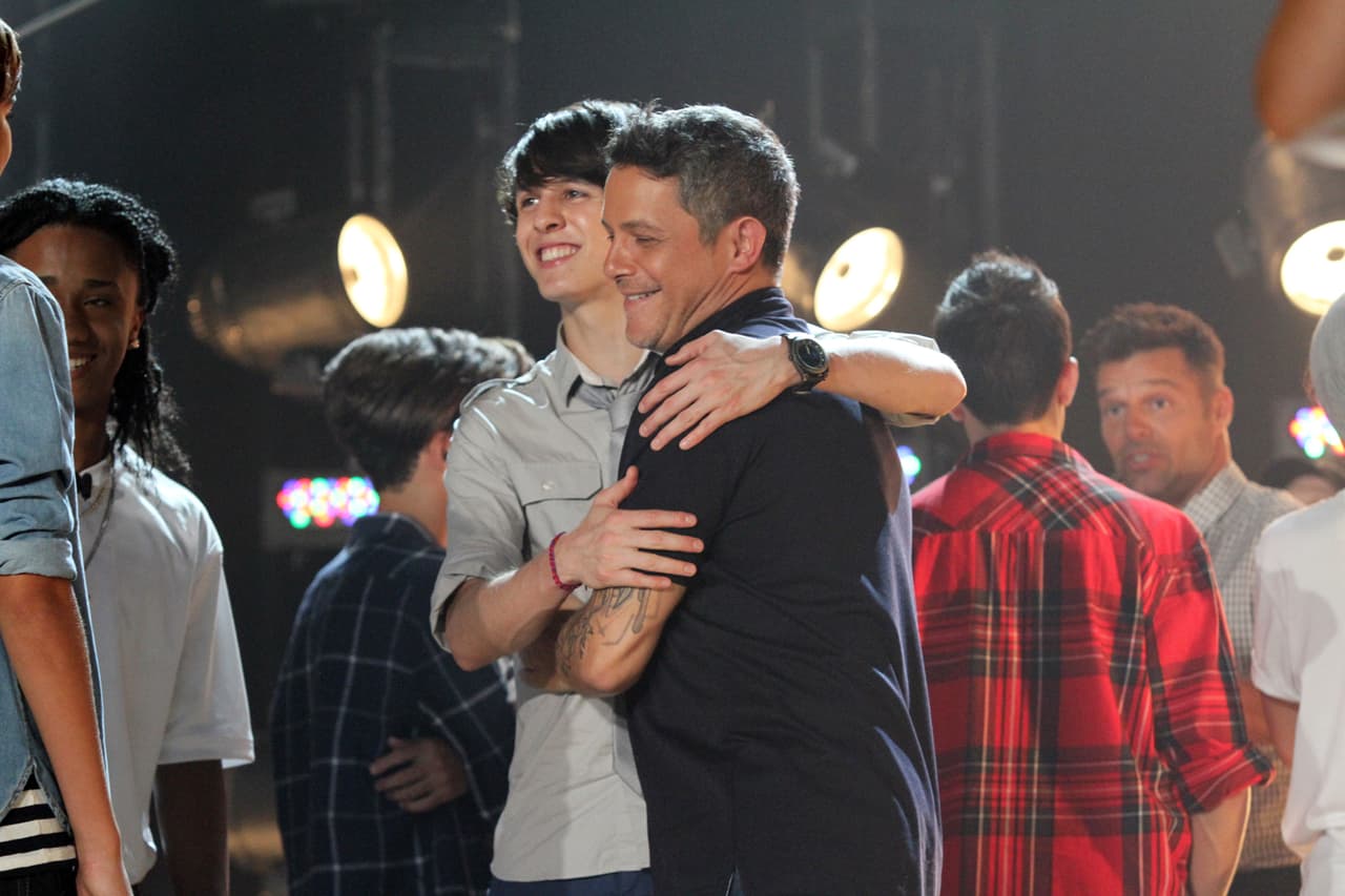 Ricky, Laura y Alejandro tuvieron su primer altercado. Sanz culpó a Laura de conformarse con poco, mientras que Ricky expresó su punta de vista y acordó que no todos tenían al talento necesario. Luego de varios dimes y diretes, llegaron a un acuerdo y escogieron las mejores voces.