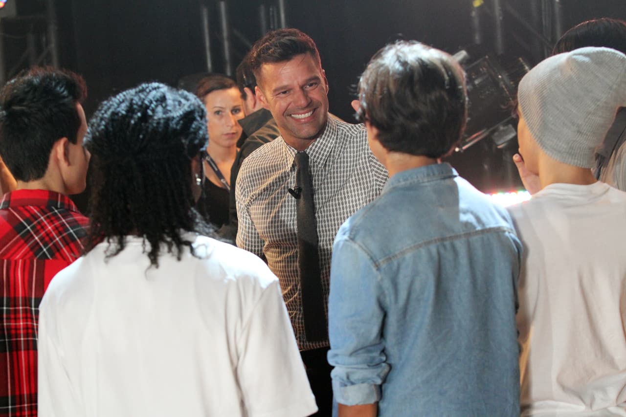 Ricky, Laura y Alejandro tuvieron su primer altercado. Sanz culpó a Laura de conformarse con poco, mientras que Ricky expresó su punta de vista y acordó que no todos tenían al talento necesario. Luego de varios dimes y diretes, llegaron a un acuerdo y escogieron las mejores voces.