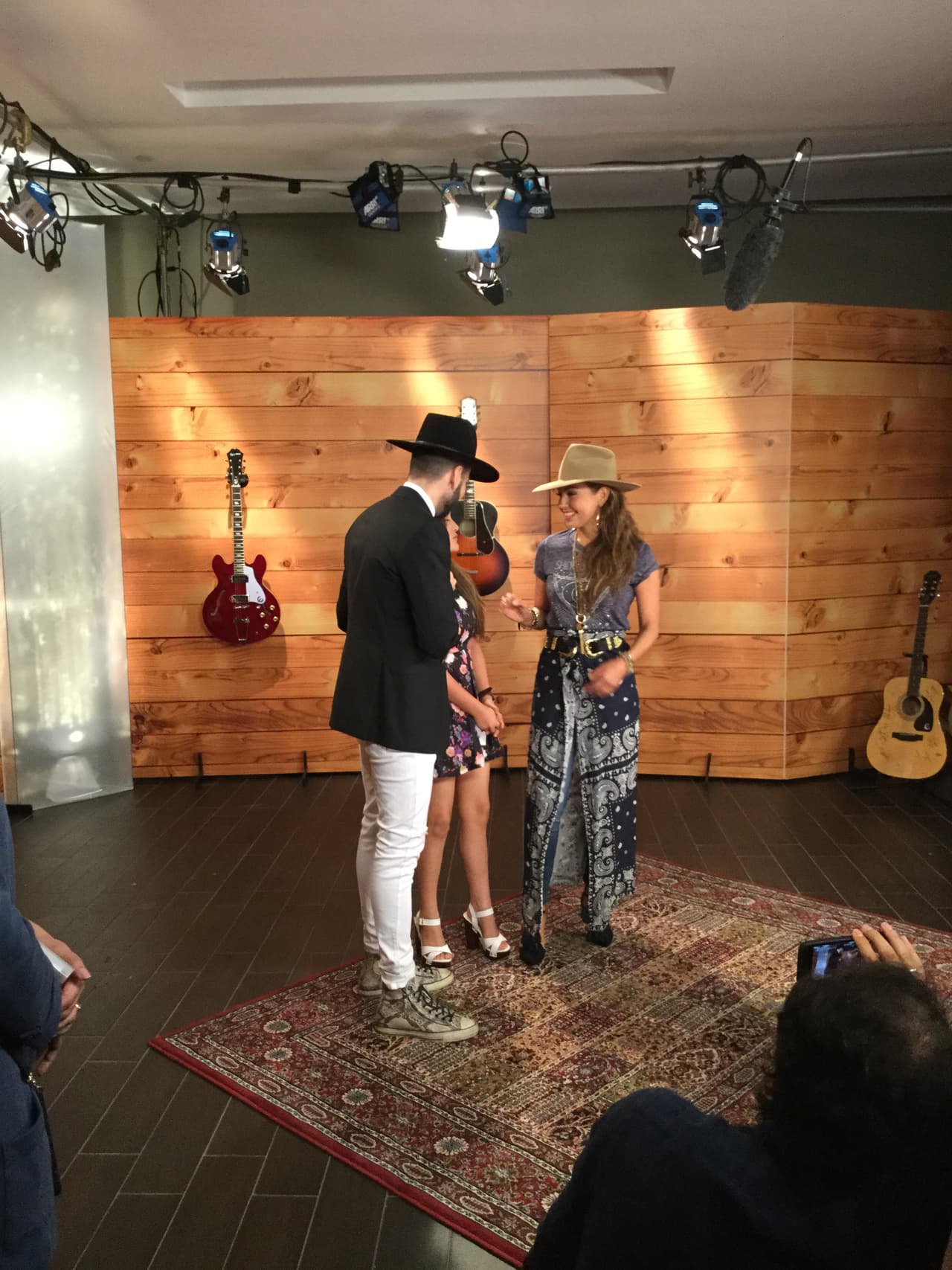 Rubí Ibarra cumplió otro de sus sueños en Premio Lo Nuestro: conoció a Thalía durante una entrevista. Las "quinceañeras" se tomaron selfies juntas.