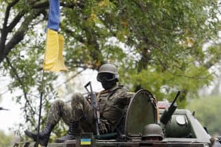 Soldados ucranianos en su vehículo militar. Kiev ha logrado la liberación de 1,200 rehenes capturados por los rebeldes prorrusos.  