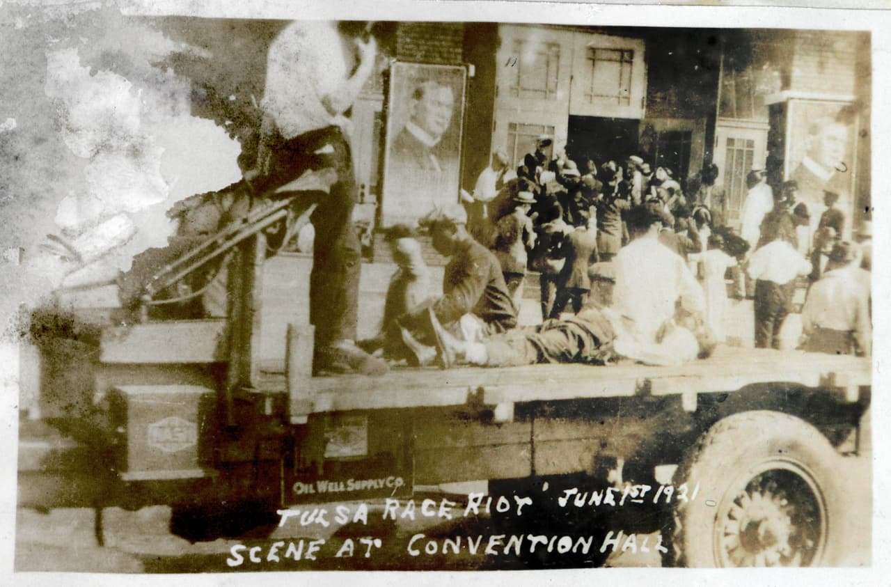 <b>“Escena en el salón de convenciones”. </b>
<br>
<br>Esto se lee en la fotografía del informe de la Cruz Roja. La imagen muestra un cuerpo aparentemente sin vida sobre el área de carga de un coche.
<br>