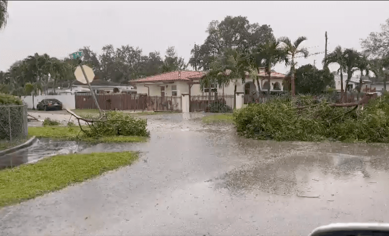 Tormentas dejan inundaciones repentinas y miles de personas sin electricidad en Florida