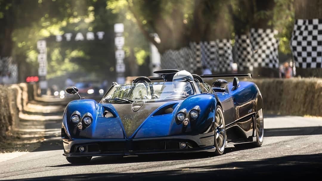 <h3 class="cms-h3-H3">Pagaini Zonda HP Barchetta</h3>
<br>Precio: 17.5 millones de dólares
<br>Motor: V12 7.3 litros con 760 caballos de fuerza, capaz de acelerar de 0 a 60 mph en 3.1 segundos. 
<br>Este super deportivo obra de la casa constructora italiana fundada por el argentino Horacio Pagani que es el carro nuevo más caro de todos los tiempos. Aunque fue presentado en 2017 en el Concurso de Elegancia de Pebble Beach, no fue sino hasta ahora que se dio a conocer su precio. Pagani confirma que los compradores del 
<b>Pagani Zonda HP Barchetta pagaron 17.5 millones de dólares </b>por cada unidad.