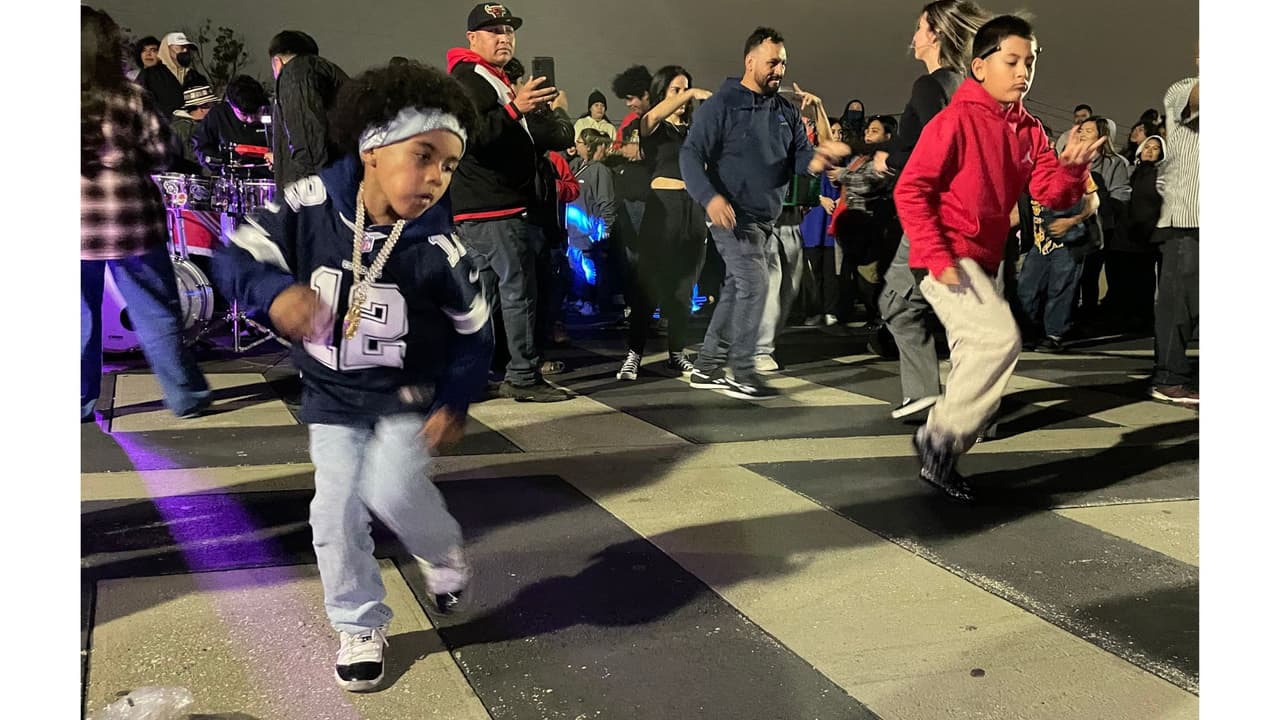 <b>Maverick Colmenero</b> tiene 7 años, no habla español, pero sí
<b>baila cumbia inspirado por videos que ve en Youtube</b>. Su papá, Juan Colmenero, originario de la Ciudad de México, lleva al pequeño a bailar cumbia sobre el puente.