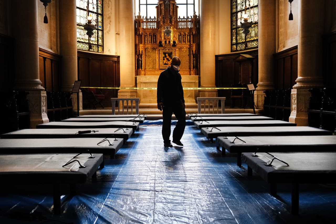 Los miles de asientos que llenaban los 600 pies de largo de la nave principal de la catedral fueron removidos y los voluntarios alinearon 400 camas. Este templo funciona desde 1909.