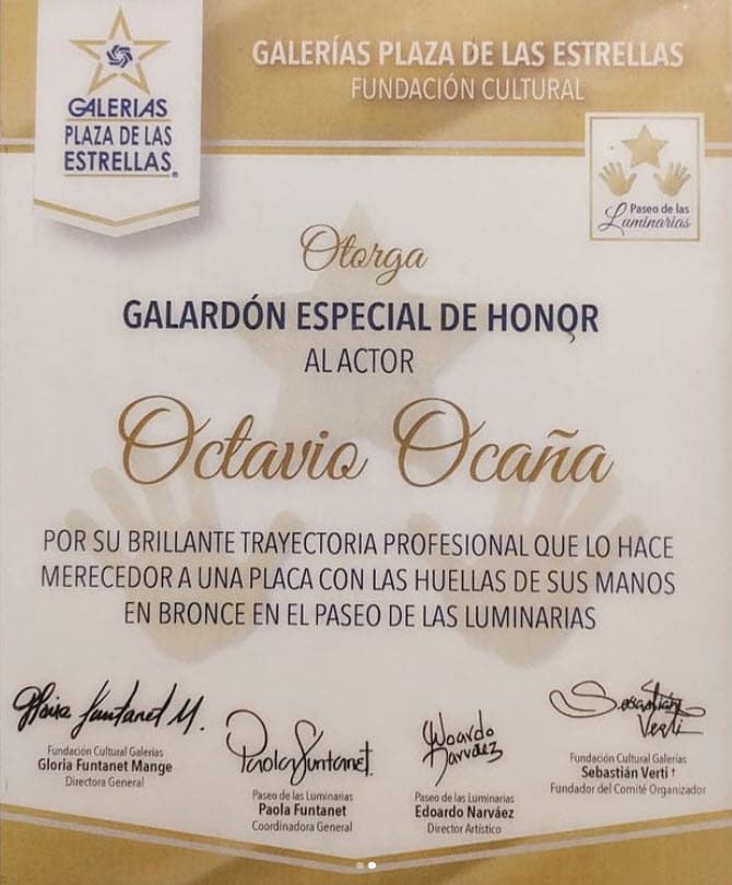 Recordó que hace unos años Octavio regresó a la plaza para tomarse una fotografía al lado de sus huellas.
<br>