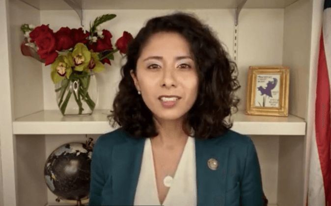 La jueza del condado de Harris (Houston), Lina Hidalgo, participó en la introducción de la última jornada de la convención. "La promesa de Estados Unidos será restaurada para nuestras comunidades, nuestras familias y para todos nosotros", dijo Hidalgo, de ascendencia colombiana y mexicana. "Todas nuestras familias", subrayó la jueza, en español.