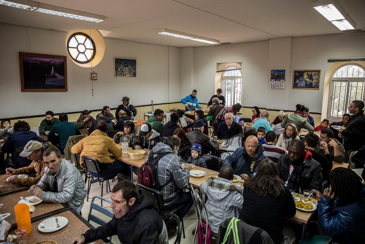 After Sunday Mass, migrants eat with local neighbors, homeless people and drugs addicts. The paella was prepared by a neighbor in the Vallecas neighborhood with the help of a Salvadoran woman seeking asylum and a young Moroccan parish volunteer.