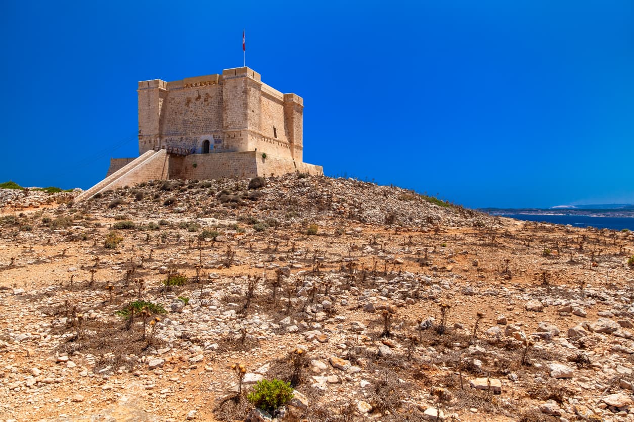 La torre de Saint Mary, en Comino. También es conocida como la torre de Comino, y fue contruida en el siglo XVII para servir de punto de vigilancia debido a que los barcos que unían las otras dos islas del archipiélago, Malta y Gozo, solían ser atacados por piratas. 
<br>