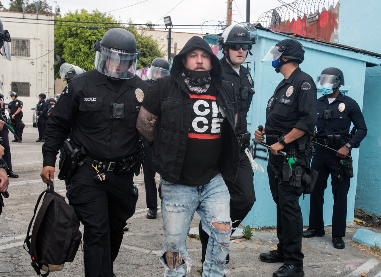 Cientos de personas han sido arrestadas debido a los disturbios. El toque de queda contempla que las personas que se encuentran en las calles sean sujetas a ser detenidas.