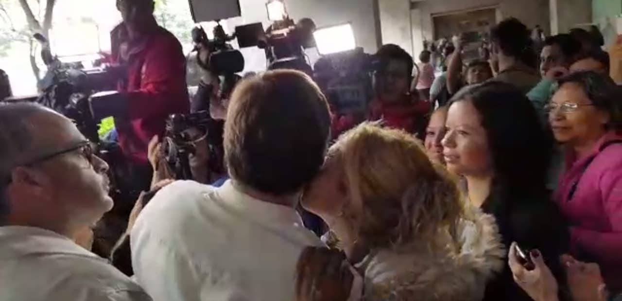 Liliana García, madre soltera y que acudió a los juzgados para arreglar un tramité en beneficio de sus dos hijas, se acercó a Julián para darle un beso y mostrarle su apoyo.
