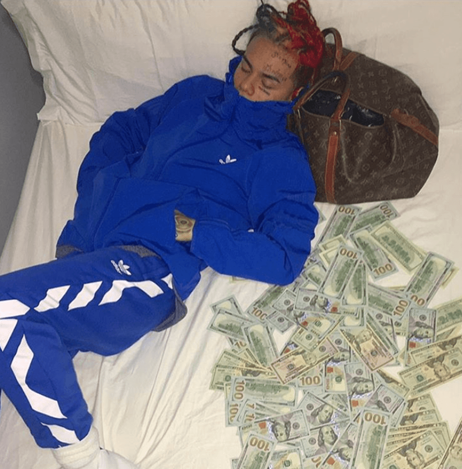 En 2015 estuvo involucrado en un 
<a href="https://jezebel.com/details-in-child-sex-complaint-against-rapper-6ix9ine-c-1821245294">caso de abuso sexual</a> contra una menor 
<b>de 13 años</b>. Hernández argumentó que entendía que le víctima era mayor, que tenía unos 19 años, y admitió en corte que él mismo publicó en las redes un vídeo del incidente.