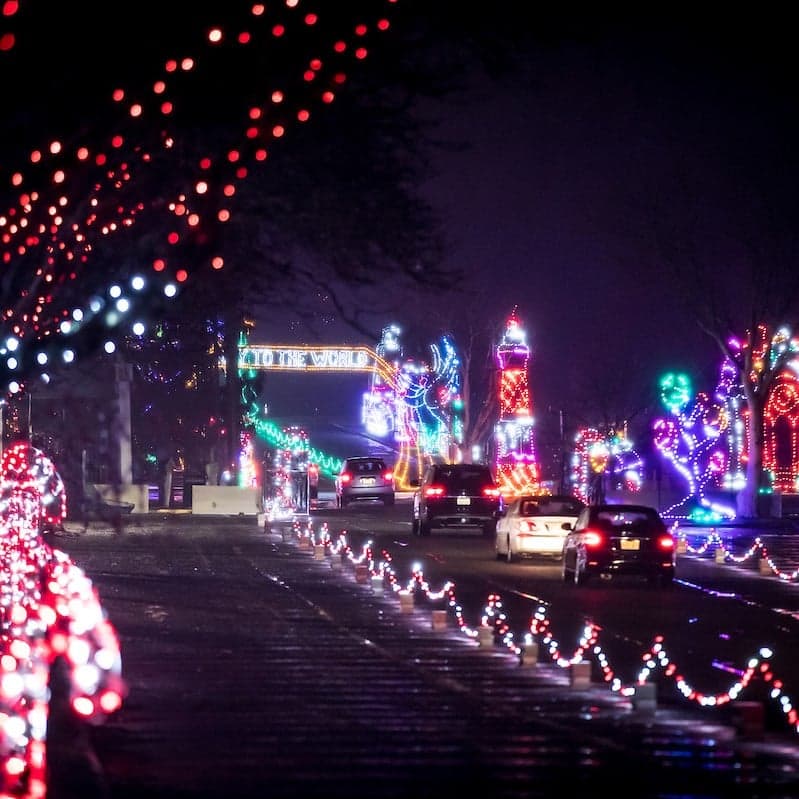 <b>Magic of Lights</b>
<br>
<b>Fechas</b>: 17 de noviembre al 31 de diciembre
<br>
<b>Lugar</b>: Dixie Speedway. 150 Dixie Dr. Woodstock, GA
<br>
<b>Sitio web</b>:
<a href="https://magicoflights.com/events/dixie-speedway/">https://magicoflights.com/events/dixie-speedway/</a>
<br>
<br>Disfruta de exhibiciones navideñas clásicas que incluyen Winter Wonderland, 12 Days of Christmas, Reindeer Road y más con más de 2 millones de luces brillantes.