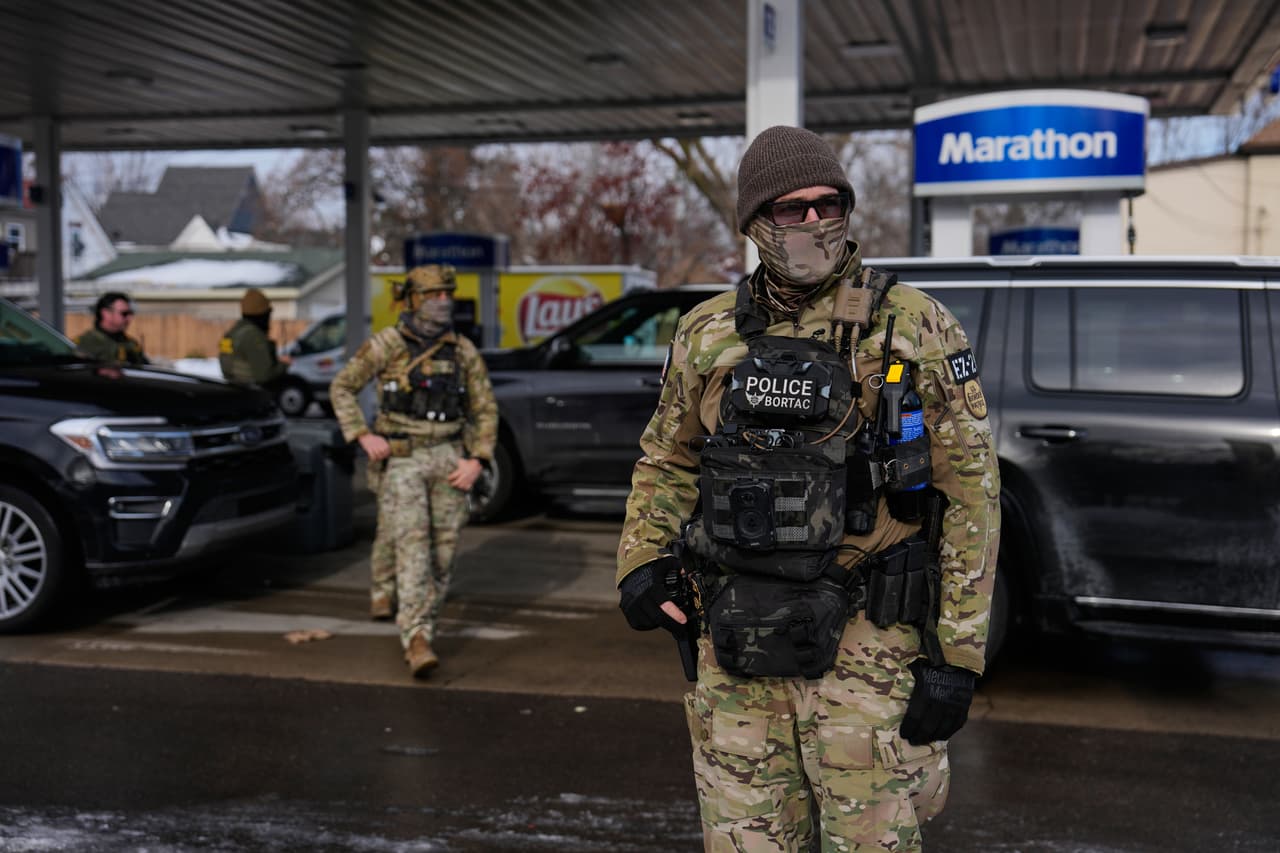 Fiscales federales acusan a 15 personas de obstruir la labor de los agentes durante las redadas masivas en Minnesota