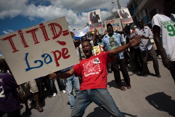 "Debemos lograr el regreso del doctor presidente Aristide como un ciudadano normal para que nos ayude a mejorar como país y como gente", dijo Eugune Mirthil, un haitiano de 37 años que pegó dos fotografías del ex líder en su camiseta blanca mientras avanzaba con la multitud.