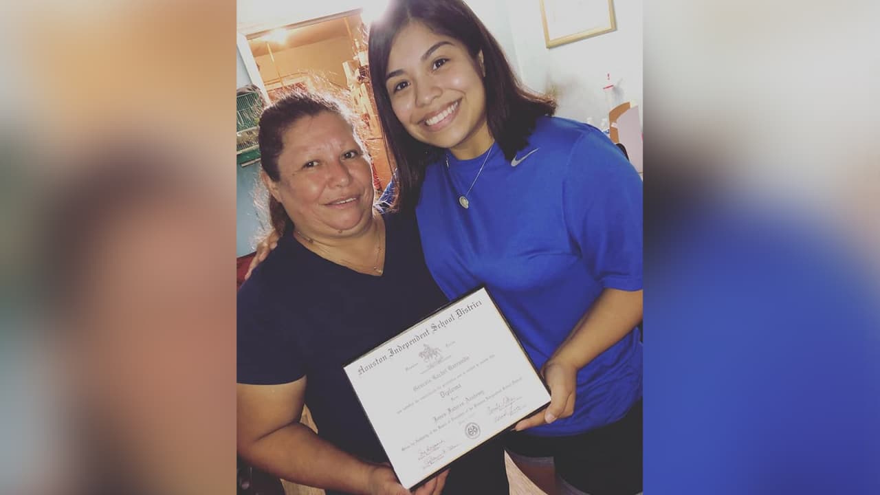 Su madre, Olga Barrondo, asegura que su hija siempre ha sido una mujer responsable y se reportaba cuando estaba con amigas.