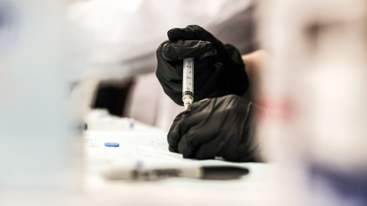 Los Centros para el Control y la Prevención de Enfermedades (CDC) y la Administración de Medicamentos y Alimentos (FDA) estudian los casos de seis mujeres, entre 18 y 48 años, que luego de recibir la dosis del antídoto sufrieron "severos y raros" coágulos de sangre.