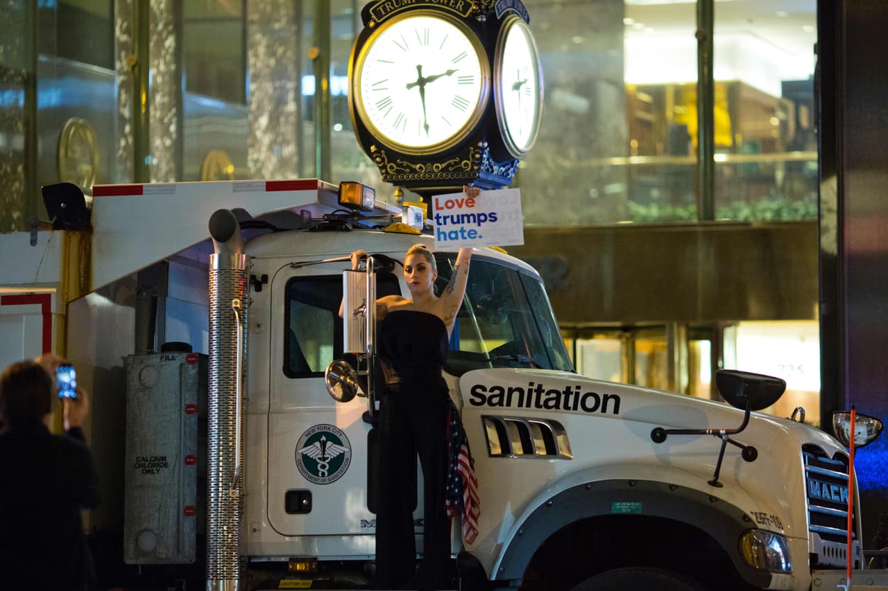 Poco antes de las 2:30 de la madrugada del miércoles, Lady Gaga protestó frente a la Torre Trump, en Manhattan. "El amor derrota al odio" leía su pancarta.
