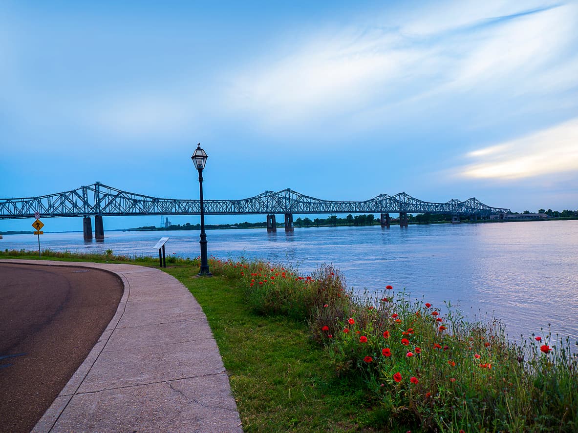 <b>Puesto 7. Natchez, Mississippi</b>
<br>
<br>El programa para 
<a href="http://natchezinc.com/?/news_media/article/163"><u>atraer trabajadores remotos a esta pequeña e histórica ciudad en el río Mississippi</u></a> puede otorgar hasta 2,500 dólares por reubicación y 300 dólares mensuales por un año.
<br>
<br>Los solicitantes deben estar dispuestos a comprar una propiedad por un valor mínimo de 150,000 dólares y tener un trabajo con un empleador ubicado fuera de la región.