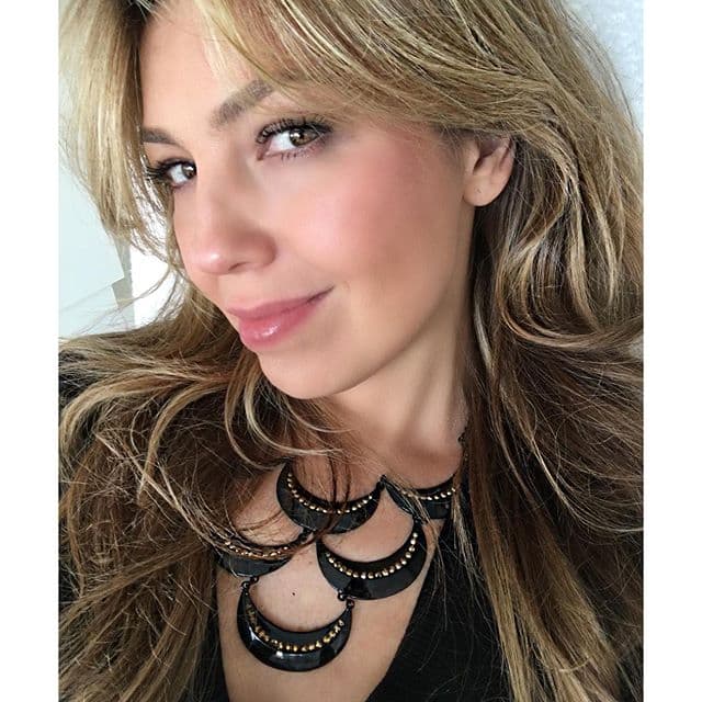 "Tu salud está en tus manos, literalmente, así que auto examínate también. Hoy es un buen día para cuidarte", recomendó la artista.