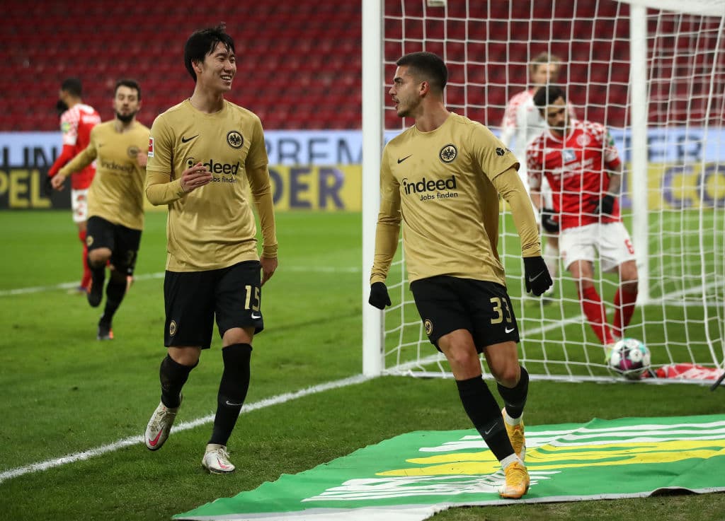 Mainz 05 cayó en casa 0-2 ante Frankfurt, quienes llegaron a 23 unidades; Mainz es último en la tabla con 6 puntos.