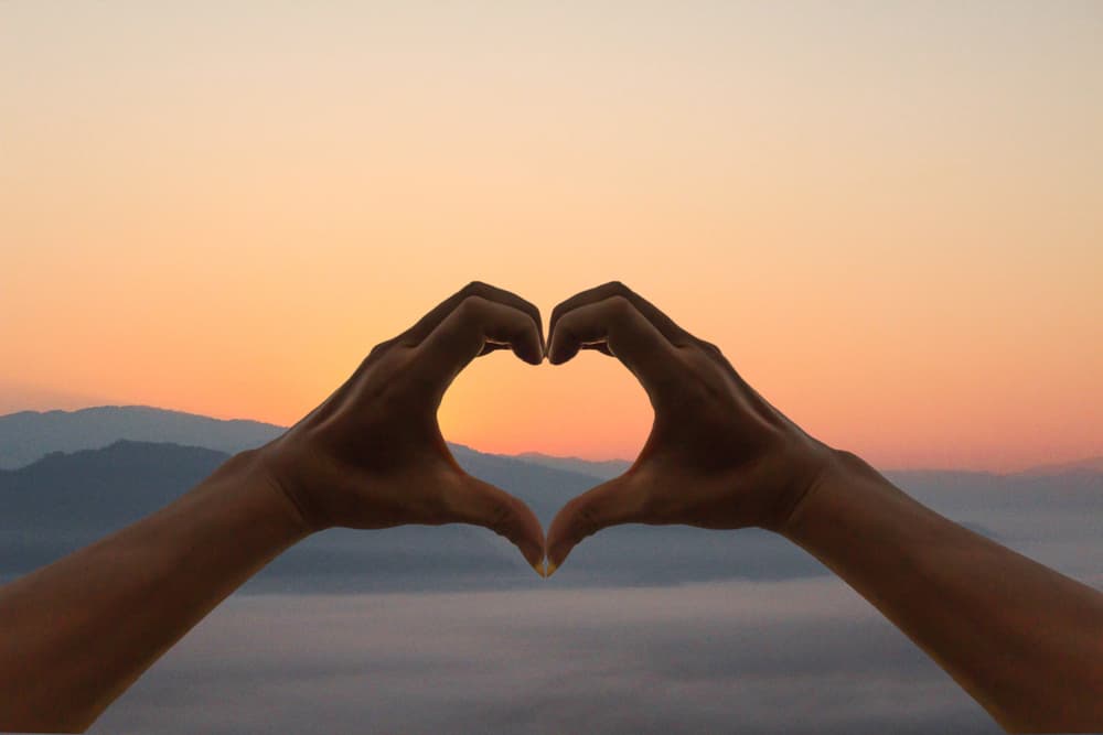 La sensiblería es cuando quieres ponerte a llorar inmediatamente por un cuento o historia que hayas escuchado o viste, con algo que te dijeron y dices qué pena, en lugar de actuar. Hay lástima.
<br>