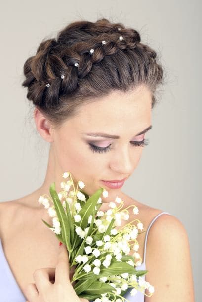 En forma de corona. Te hará lucir distinguida y fresca, además, es ideal para cualquier ocasión.