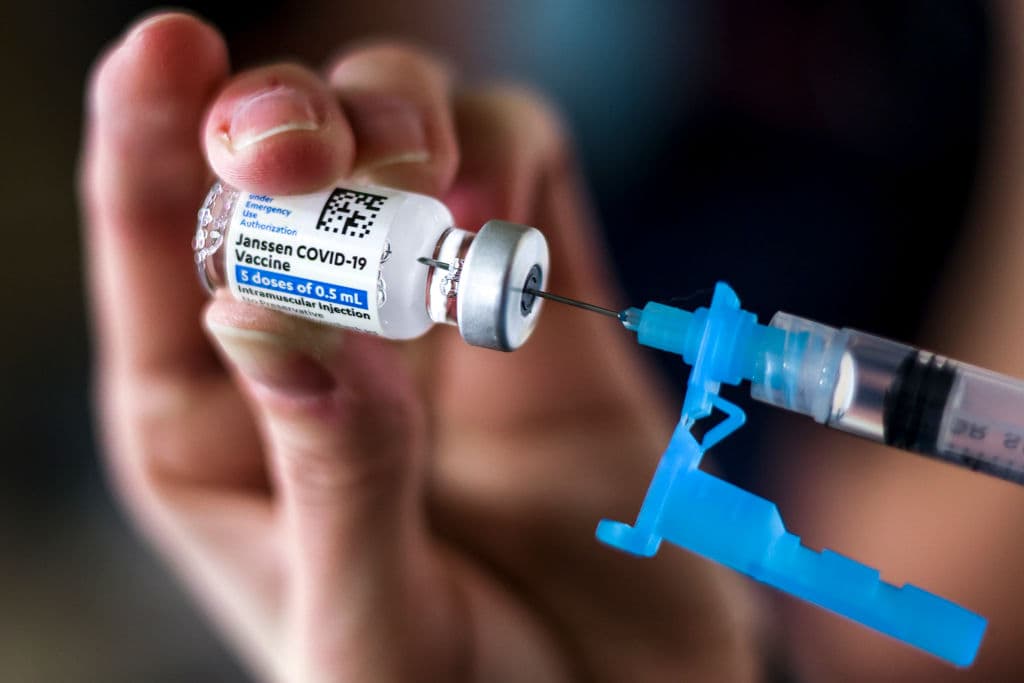 Tiffany Karschamroon extrae una dosis de un vial de la vacuna COVID-19 de Johnson & Johnson.