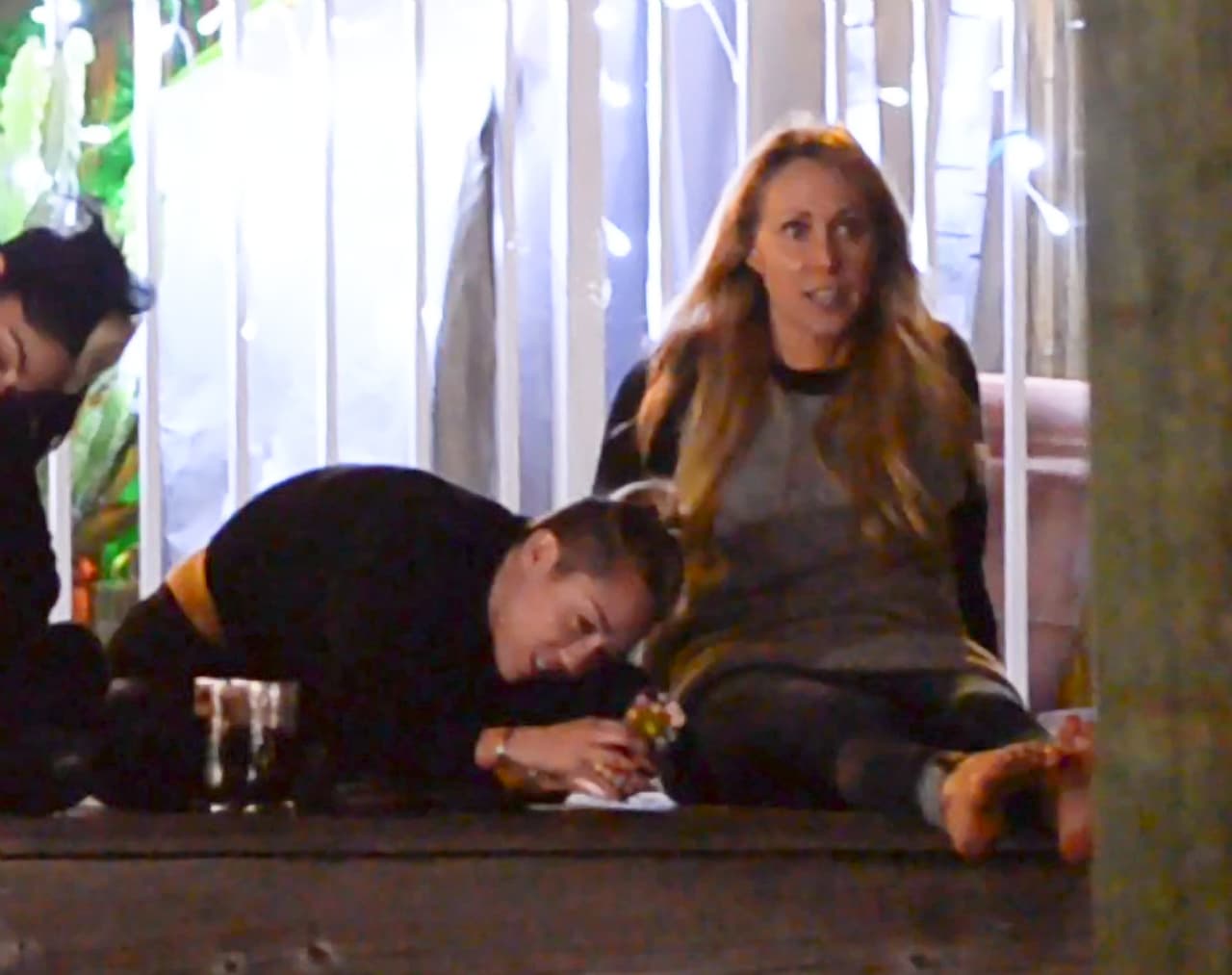 Trish se ha convertido en una amiga más para Miley y no le pone un alto a sus excesos.