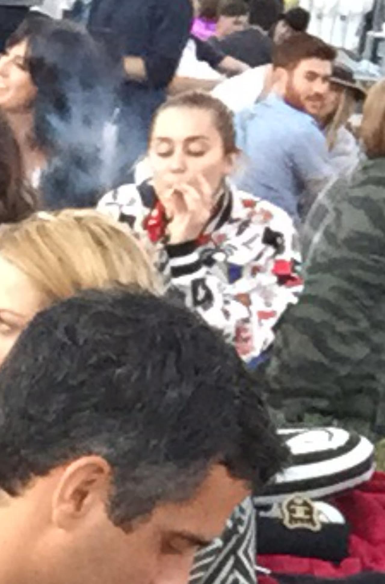 Miley no teme a lo que los demás opinen de ella, pues más de una vez ha contado que consume marihuana.