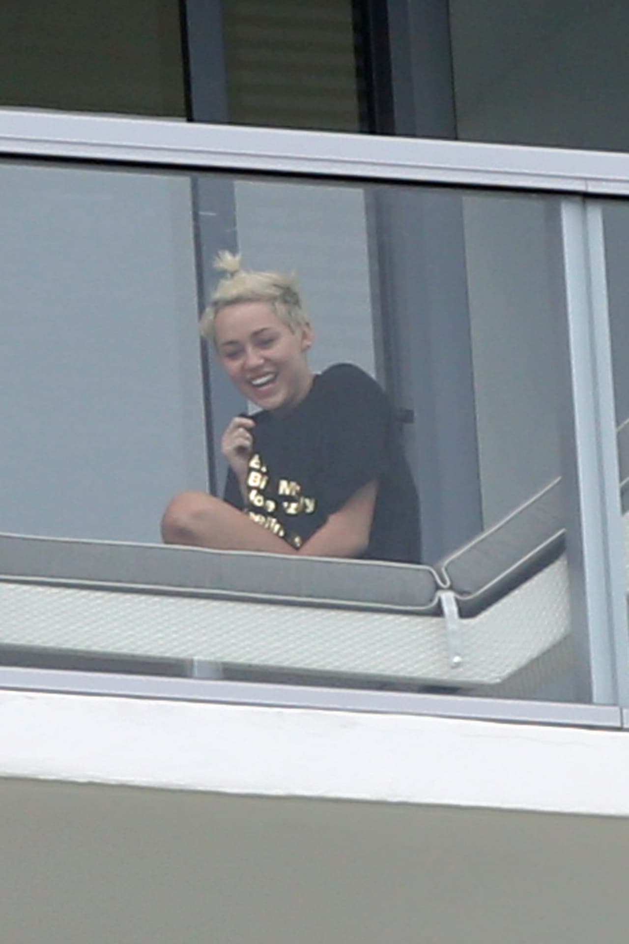 ¿Esconderse? Para nada... ella no le teme a los lentes de los fotógrafos, que la han captado en situaciones muy comprometedoras.