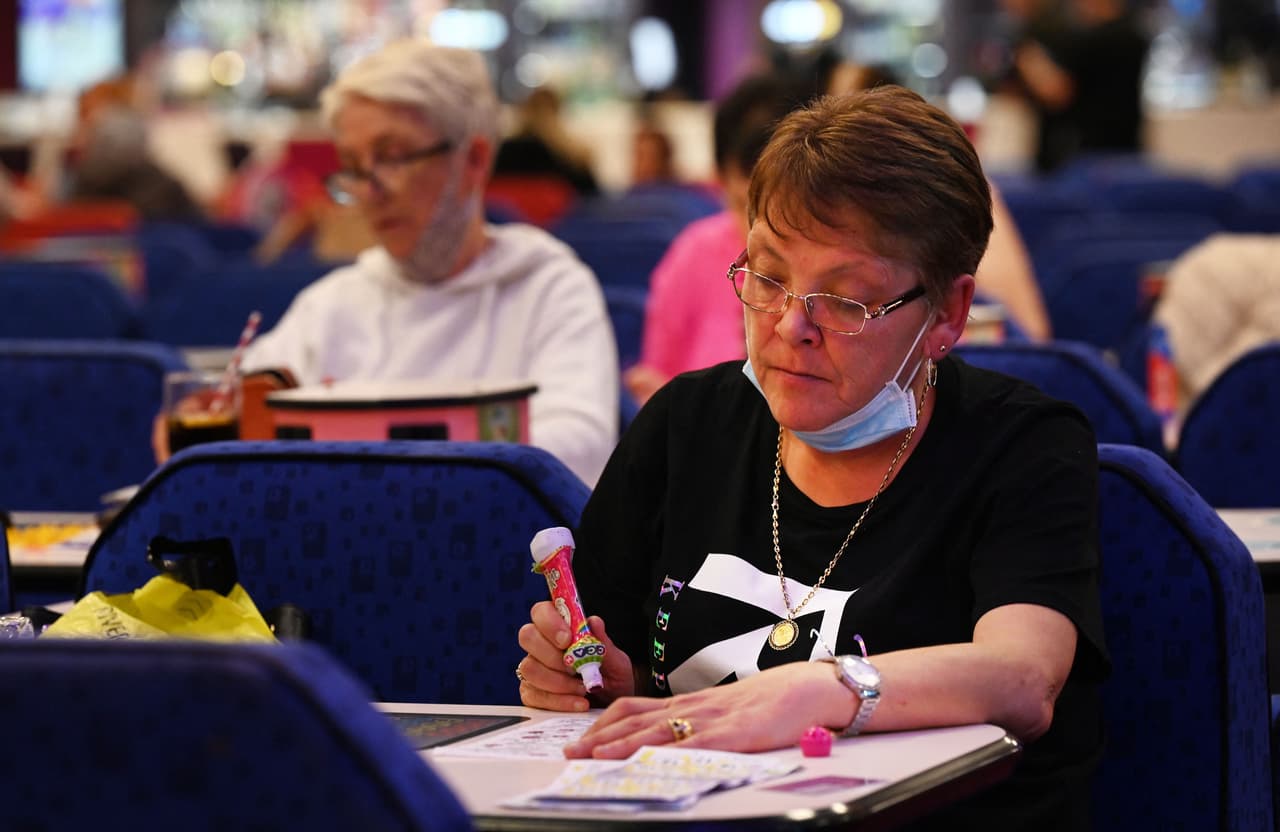 <b>Es ilegal servir alcohol en juegos de azar</b>. Si cualquier dueño de una casa ordinaria o de otro tipo de entretenimiento, o de una casa donde se venden bebidas alcohólicas al por menor, de forma consciente permite cualquier juego en el que se apueste dinero o propiedad, o cualquier cosa de valor, ya sea que estén en juego o no, para jugarse en cualquiera de esas casas, o en cualquier parte de los locales ocupados en la misma; o proporcionará a las personas que jueguen o apuesten, ya sea en dicho local o en otro lugar, bebida u otra cosa para su comodidad o subsistencia durante el tiempo de juego, será culpable de un delito menor de Clase 2.