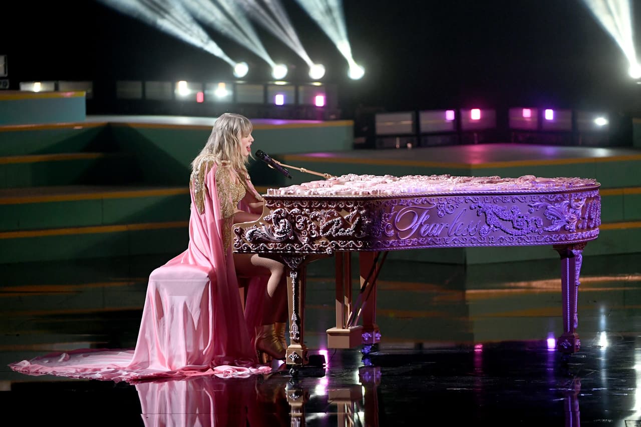 Después, la cantante salió al escenario acompañada de un piano rosa que también tenía escritos los nombres de sus discos, lo que fue interpretado por sus fans como un mensaje sobre su conflicto con Braun.