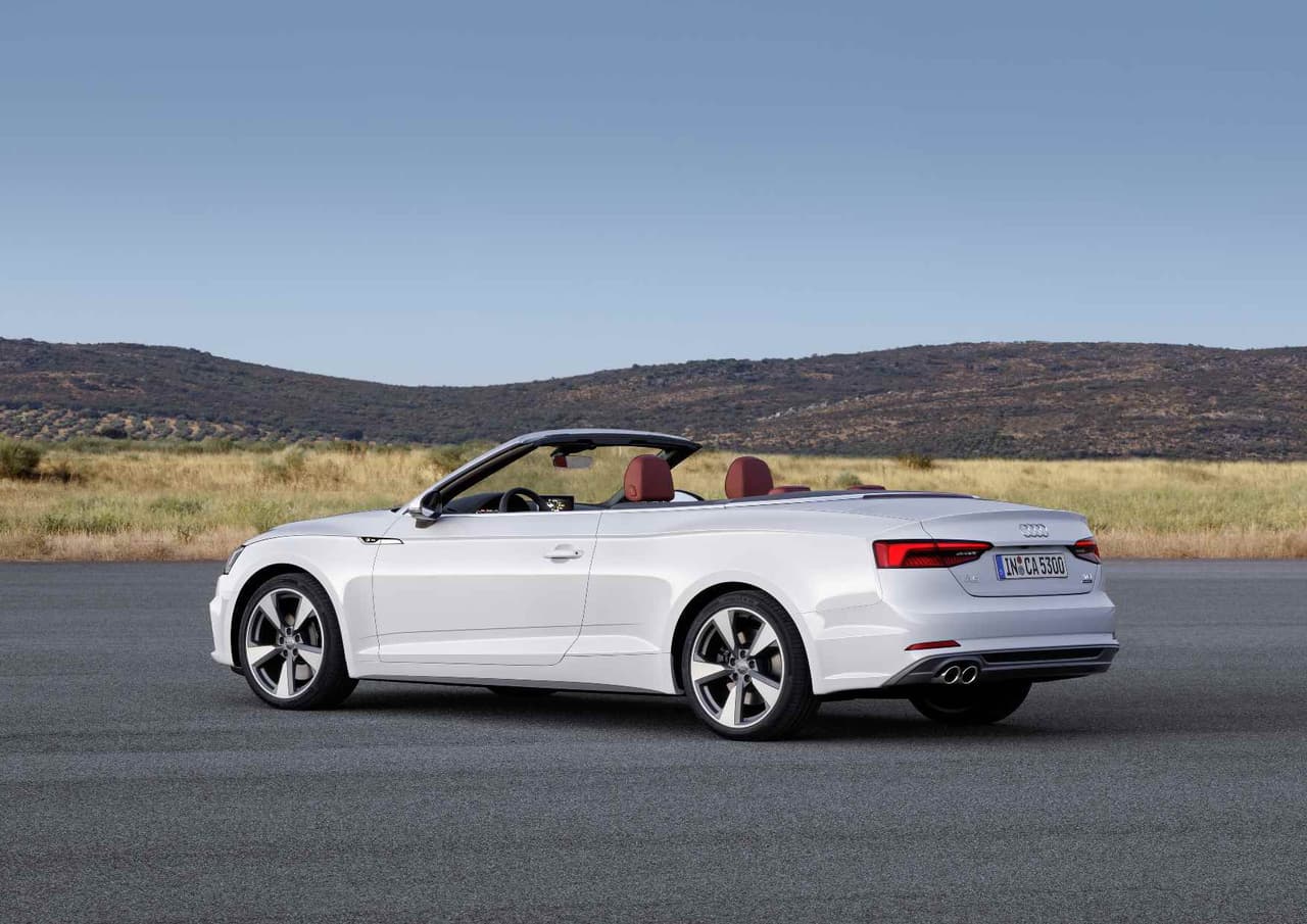 El nuevo 
<b>A5 Cabriolet</b> presenta sólo un tubo de escape con salida doble sobre el costado izquierdo. La insignia de A5 se ve sobre la izquierda, y los cuatro anillos arriba de la placa en el centro de la tapa del baúl.