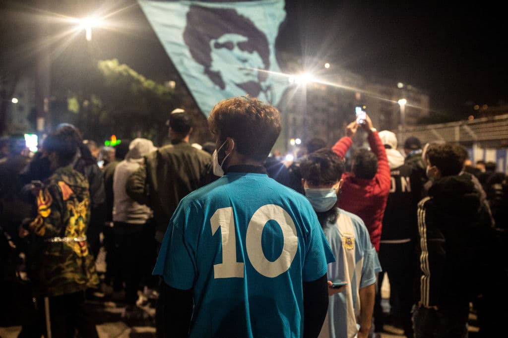 Así viven la muerte de Diego Armando Maradona en San Paolo.