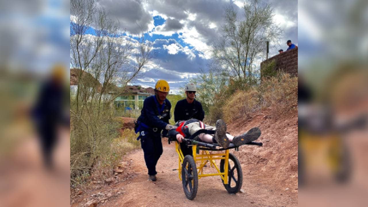 Más tarde los rescatistas hicieron contacto con la víctima y lograron bajarla de la montaña. La identidad del infortunado excursionista no fue relevada.