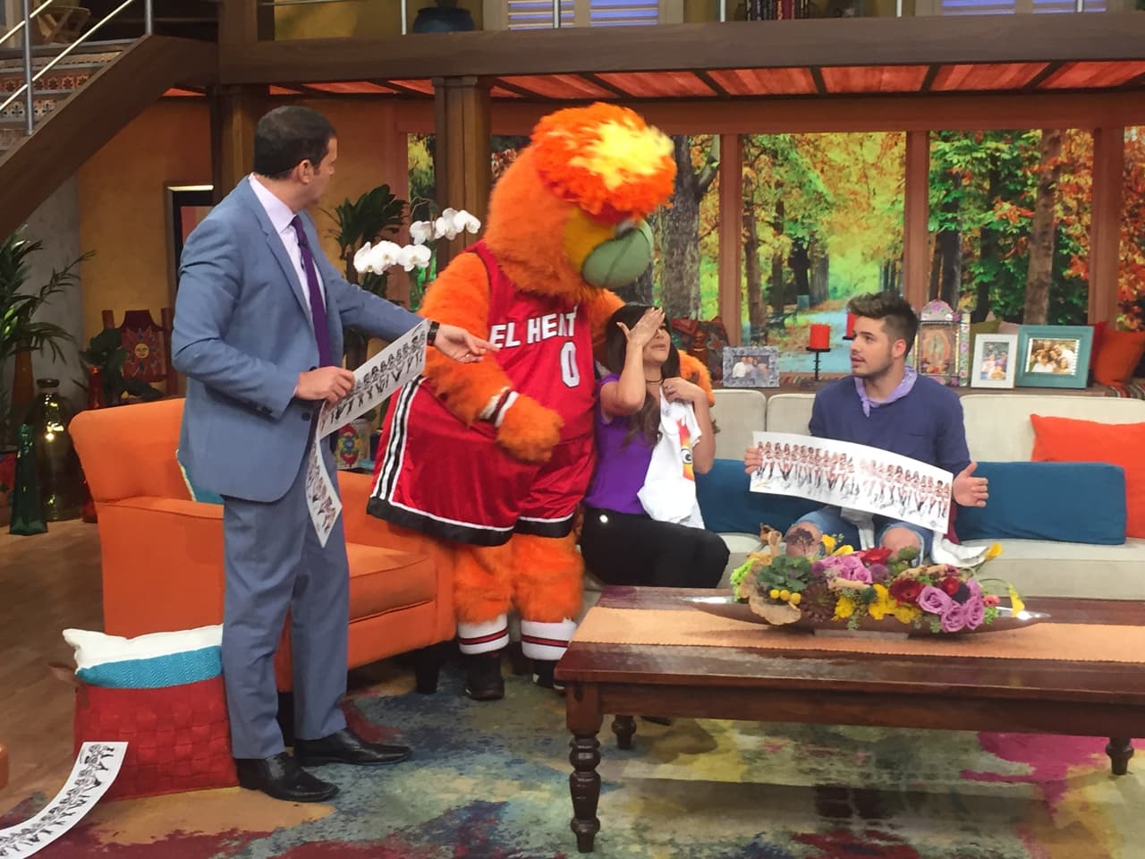 El saludo fue tan efusivo y juguetón que por poco terminan con el peinado de Ana Patricia.