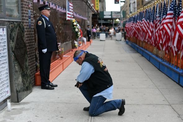 La ceremonia para conmemorar el decimotercer aniversario del 11 de septiembre de 2001 con la que los neoyorquinos recuerdan a las casi 3,000 víctimas de los atentados de esa fecha contra Estados Unidos, arrancó en el Memorial del 9/11. Líderes políticos, familiares de las víctimas y agentes de orden participaron en la ceremonia en la cual los nombres de cada víctima fueron leídos.