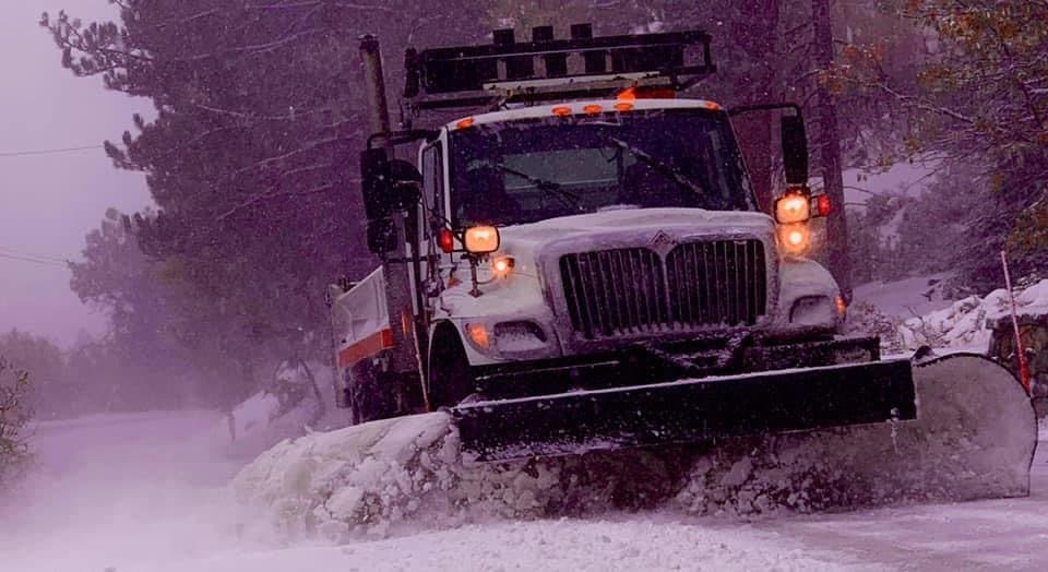 Por su parte, la agencia de transporte Caltrans en sus diferentes distritos anunciaron los trabajos de mantenimiento en las vías de montañas y recordaron a conductores la importancia de colocar las cadenas en sus neumáticos si tienen planeado visitar las montañas en la región durante la temporada.
