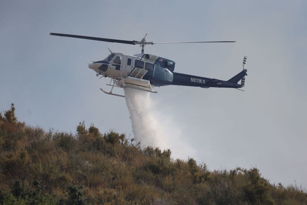 Por aire hubo respaldo para apagar las llamas del incendio Agua y del Víctor, que fue reportado más tarde, muy cerca.