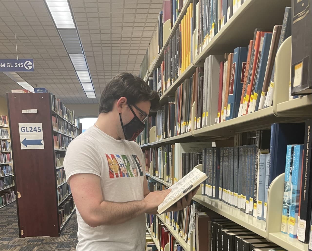 Los sábados el horario es 10:00 am a 6:00 pm. Los domingos, la biblioteca abre desde el mediodía hasta las 11 de la noche.
<br>