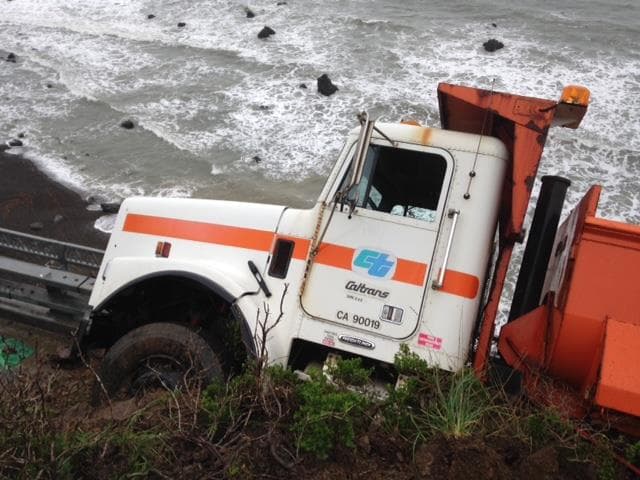 Un deslave empuja un camión al borde de un acantilado en California