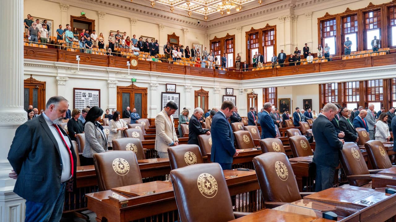 Tras semanas sin quorum, legisladores demócratas regresaron al Capitolio texano para hacer parte de la sesión extraordinaria que incluye la discusión del plan que busca la redistritación electoral en el estado. Con la aprobación en comité, el proyecto ahora pasa al pleno de la Cámara de Representantes.