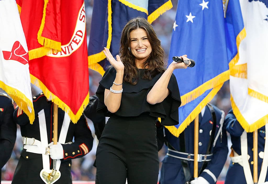 Idina Menzel cantó el himno en el Super Bowl XLIX, en el 2015, en el University of Phoenix Stadium, en Glendale, Arizona.