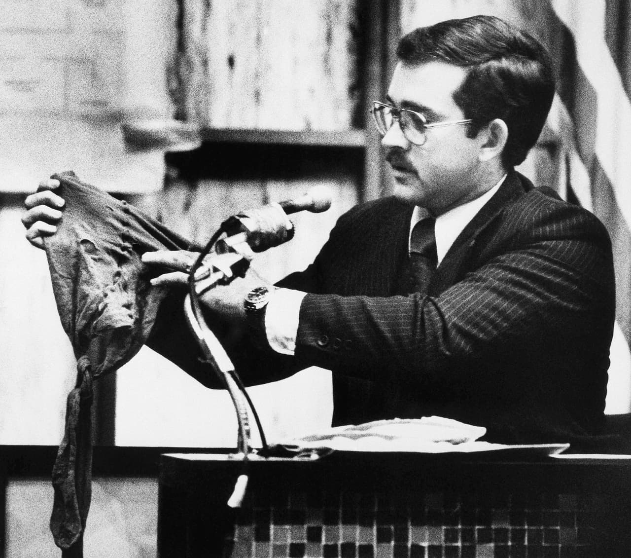 En junio de 1979 fue juzgado por los crímenes de la Universidad de Florida en Tallahassee en un tribunal de Miami. El juicio tuvo gran impacto en la opinión pública y calificaron a Bundy como uno de los asesinos más despiadados del país. En la fotografía un experto de la policía de Florida muestra una ropa interior de mujer como evidencia en el juicio, en julio de 1979.