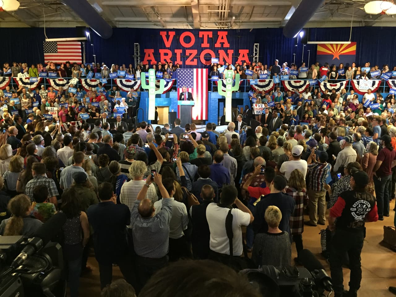 Decenas de personas asistieron al evento en la preparatoria Sunnyside